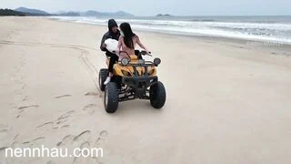Nóng bỏng Dâm nữ khỏa thân chở người lạ cho bóp vú thoải mái sau lưng trên bãi biển