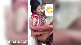 Nhân lúc bố mẹ vắng nhà anh trai gạ địt con em kế mới lớn P2 siêu hot