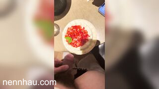 Mỗi lần đến kỳ kinh nguyệt thì ít nhất ăn 2 tiếng, có khi phóng đại thì phải liên tục cực nứng