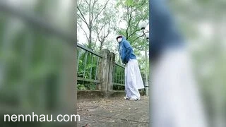 1 em học sinh mắc đái muốn đái bậy ở đường nhưng quần cứng quá đành đái ra quần. đỉnh của đỉnh