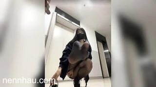 Con đĩ ra thang máy, Public Thủ dâm bắn nước live sex rên rỉ lồn múp đỉnh của đỉnh