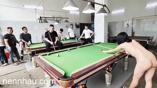 Siêu hot Bida kèo lột đồ, Gái Xinh Khoả thân đánh bida vú to lồn rậm đông người