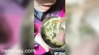 độc lạ em ăn mì còn lấy chuối anh chấm vào nước để mút siêu phẩm