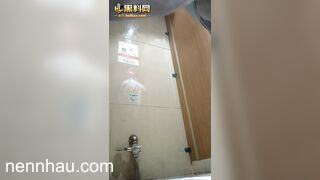 Xem ngay Cam kín quay lén các em sinh viên tq đi vệ sinh trg nhà vệ sinh quán nhậu