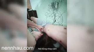 Siêu hot Cháu họ đang ngủ dì út thèm cặc vào phòng nằm cảnh nghịch cặc thằng cháu vô tư.