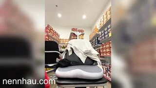 Nóng bỏng Siêu Thị WinMart bé nhân viên lồn nhiều nước vừa làm vừa bán quạt - phần 65