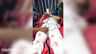Cực phẩm Anh họ vào phòng em 2k10 dụ dỗ em gái xem điện thoại mục đích xoa hạt le con bé.