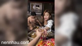 Cực kỳ hot Đang nhậu mà kéo quần sì sát mép lồn người ta thấy hết rồi em gái.