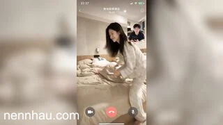 Tuyệt đỉnh Đang gọi video cho người yêu thì sếp vào phòng cho bú cặc