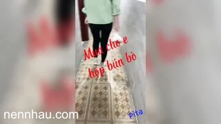 Mua Bún Bò Cho Gái Xinh mặc Legging, Được Bú Liếm Cu nghịch vú Loli hồng cực ngon