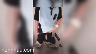 Cực đỉnh Cô giáo dâm tranh thủ giờ ra chơi gạ hs vào wc trường show hàng cho sờ vú bóp cặc e