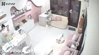 Hót nhất lúc này chàng cởi quần vào quán làm đẹp sục cặc làm các em chạy tán loạn. cực ngon