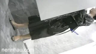 Vào nhà vệ sinh nữ quay lén đồng nghiệp xinh lồn múp đái phần 1 cực đỉnh