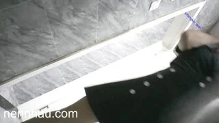 Cực hot Vào nhà vệ sinh nữ quay lén đồng nghiệp xinh lồn múp đái phần 2