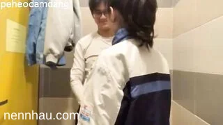 Cực đỉnh Cặp đôi mới lớn đi chơi nứng quá trốn vào nhà vệ sinh công cộng địt nhau