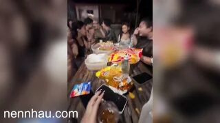 Bạn bè đang nhậu cô gái lại kéo quần lót xem lồn kiểm tra thiết bị. siêu hot