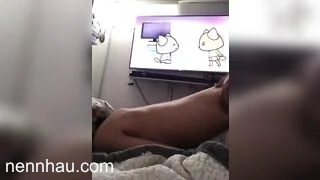 "Nhỏ tiếng tv thôi con, xem hoạt hình mà tiếng to thế" vừa bật hoạt hình vừa lén địt hot nhất