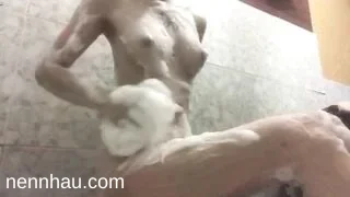 Tắm rửa sạch sẽ để anh người yêu đón đi chơi đỉnh của đỉnh