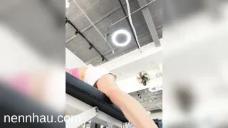 Ko mặc quần lót tập gym, Nhét Sex toy lồn rậm, Vừa tập gym vừa Thủ dâm lồn rậm live cực kỳ nóng