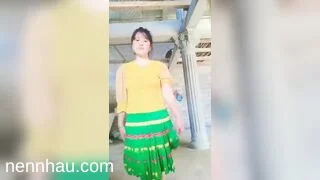 Đỉnh của chóp Em dân tộc xinh lồn múp khoe hành dâm đãng gạ khách du lịch