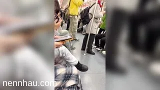 Cực phẩm Quay lén người lạ móc lồn bạn gái trên tàu điện ngầm