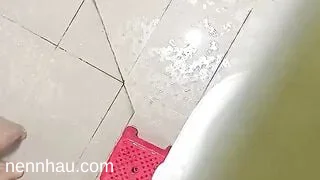 Quay lén nhỏ gái hàng xóm đi tắm đỉnh của đỉnh