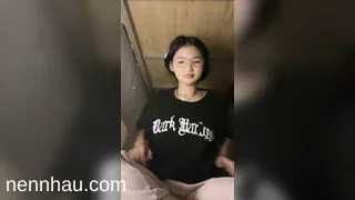 Siêu hot Kính cận mới lớn trốn vào ở lại ktx thủ dâm cho trai xem