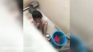 Lộ clip Gái dâm lén lút quay lén anh hàng xóm tắm con ngồi sục cặc thủ dâm nứng hết cả lồn