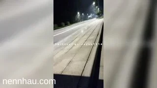 Siêu ngon Dâm nữ lần đầu khoe hàng public ngoài đường nên còn ngại vừa thấy xe đến đã núp
