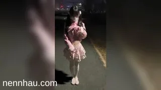 Cực kỳ nóng Dắt bé học sinh loli ra đường lúc nữa đêm để vén áo lên quay clip khoe vú nhỏ