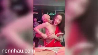 Nóng bỏng Những lão già khốn nạn bóp lén vú gái xinh