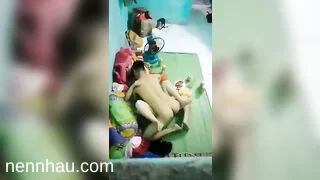 Quay lén thằng bạn thân và người yêu địt trong phòng trọ full HD không che