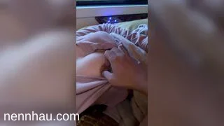 Tuyệt đỉnh Hồi hợp bóp vú chị gái lạ trên xe khách khi chị đang ngủ