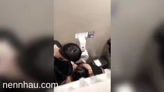 Hồi hợp quay lén 2 bạn trẻ bú cu đụ nhau trong toilet công cộng cực nứng