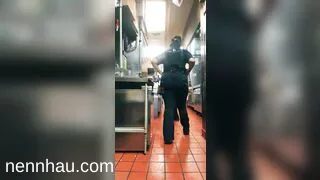 Cực kỳ nóng Chị mb phục vụ trong bếp vạch vú cho đầu bếp xem dâm đãng