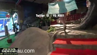 Lén lút khoả thân khi đi chơi công viên nước cực nứng