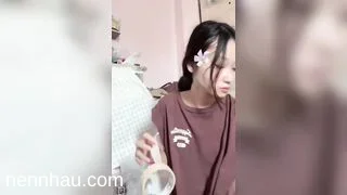 Con bạn thân lộ vú to tròn hồng hào đẹp vkl full HD không che