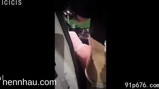 " Mẹ nhờ đón em, thằng này bắt em họ bú cặc, đụ trên xe cực kỳ nóng