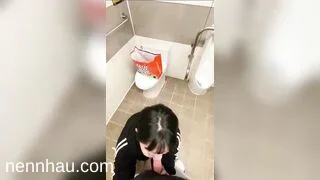 Chưa kịp đi đái anh họ đã bắt bú cu trong toilet chất lượng cao