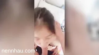 Cực kỳ nóng Eny cân hai vừa liếm cặc anh này vừa đưa lồn cho anh kia doggy phần 1