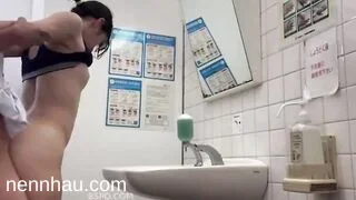 Hot nhất Giải lao 5 phút dắt em vào wc trường doggy dập mạnh đến thở dốc. phần 1