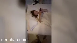 Siêu phẩm Vô thấy dì đang trần truồng xem điện thoại