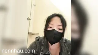 Gái dâm chubby vú to lồn múp thủ dâm trong nhà vệ sinh thấy cả phòng bên đang đái p3 full HD không che