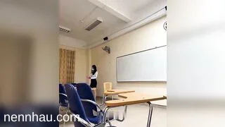 Chất lượng cao " Cô giáo " thủ dâm trong lớp nước lồn đầy ghế khi học sinh vừa về