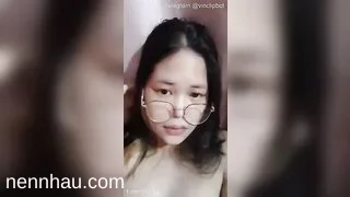 Kính cận vú to thèm khát thủ dâm 2 chất lượng cao