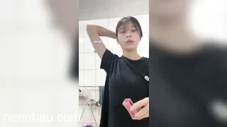 Cô bạn gái non tơ xinh xắn thích vào nhà tắm khoe body gửi bạn trai thủ dâm phần 1 cực phẩm