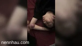 Đập lọ bắn tinh trước mặt chị họ lúc bả đang ngủ say không thể bỏ lỡ