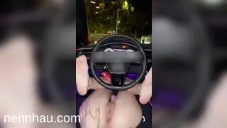Vừa lái xe vừa bắt nhỏ bạn thân đưa lồn cho nghịch đỉnh của chóp