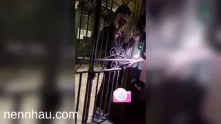 Tuyệt đỉnh Em học sinh sục cu cho người lạ trước cổng nhà