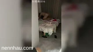 Không thể bỏ lỡ Dẫn sếp về nhà nhậu xg sếp dẫn luôn vợ mình vào phòng đụ còn mình lén đứng ngoài xem